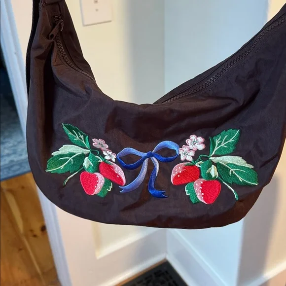 Baggu UO Exclusive Embroidered Strawberry Medium Crescent - Picture 4 of 10